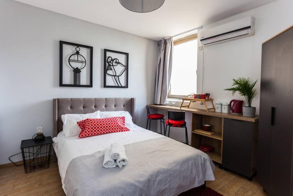 Апартаменты Perfectly Located Studio, Seaview, 2 Min To Sea! #6 Тель-Авив Экстерьер фото