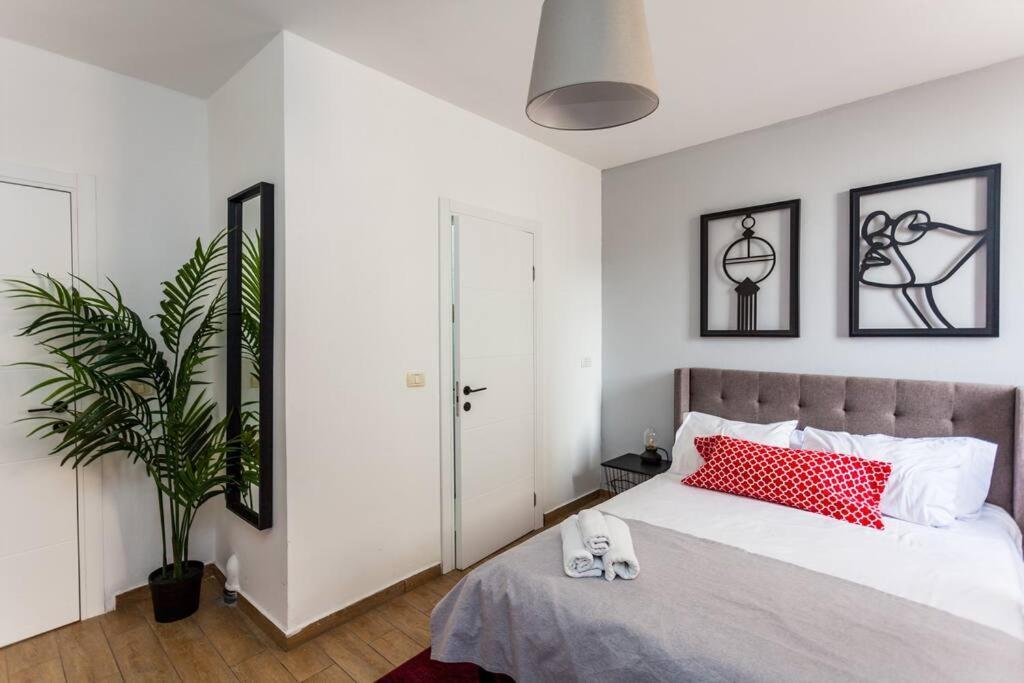 Апартаменты Perfectly Located Studio, Seaview, 2 Min To Sea! #6 Тель-Авив Экстерьер фото
