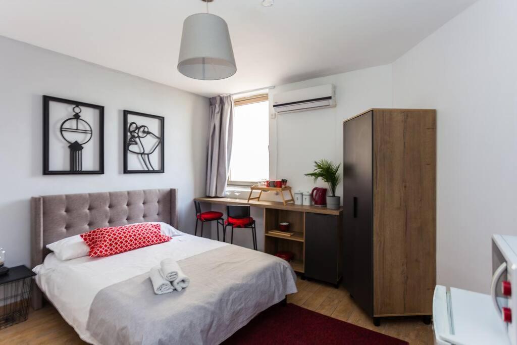 Апартаменты Perfectly Located Studio, Seaview, 2 Min To Sea! #6 Тель-Авив Экстерьер фото