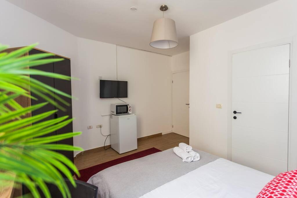 Апартаменты Perfectly Located Studio, Seaview, 2 Min To Sea! #6 Тель-Авив Экстерьер фото